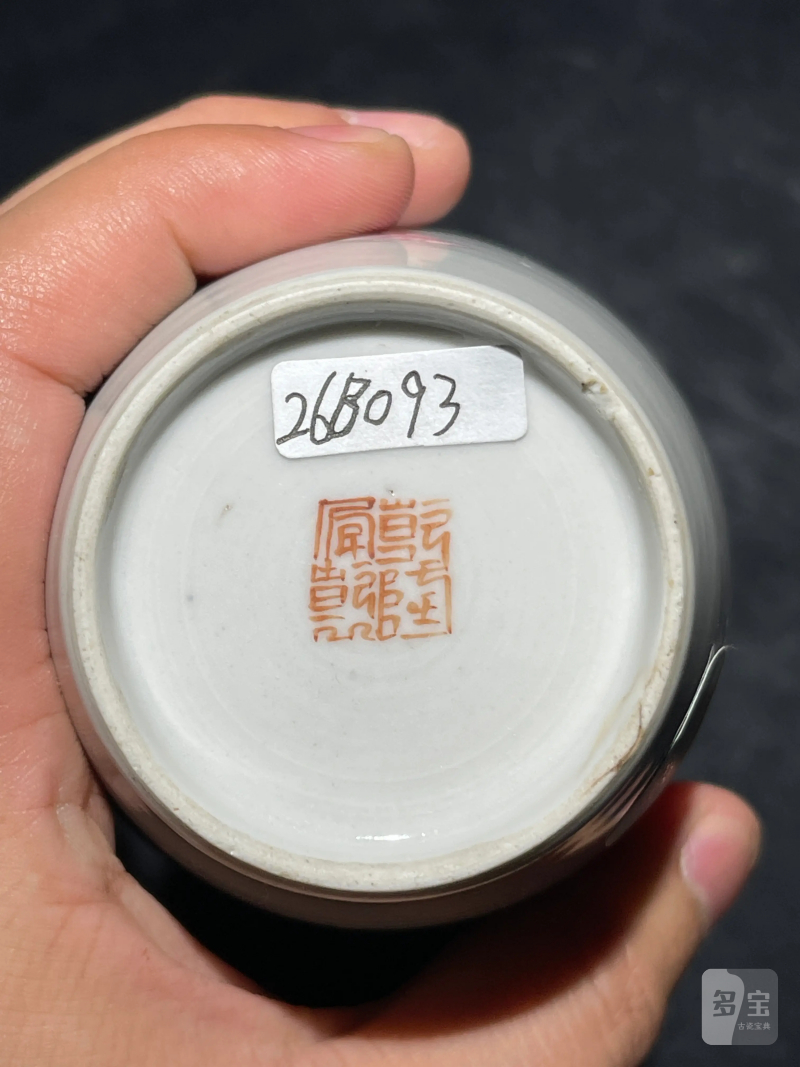 清乾隆 粉彩人物纹莱菔瓶 - 图8